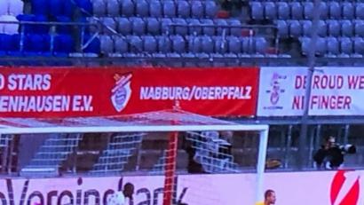 Screenshot: exb
Szene aus dem Spiel der Bayern gegen Eintracht Frankfurt am vergangenen Samstag. Oben über dem Tor prangt das Banner des Nabburger Fanclubs.