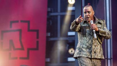 Bild: Christoph Soeder/dpa
Rammstein live ist durch die Corona-Pandemie aktuell nicht möglich. Als Alternative können sich Fans aber den Konzertfilm "Rammstein: Paris" im Autokino anschauen. Unter anderem ist er auch am Samstag in Tirschenreuth zu sehen.