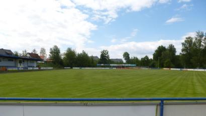 Bild: bk
Kein Training, kein Spielbetrieb – das gepflegte Brandner-Stadion ist derzeit einsam und verlassen.