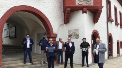 Bild: Mary Möller-Hartung/exb
Stefan Niedermeier, der Schulleiter des Otto-Hahn-Gymnasiums, und Informatikfachleiter Markus Hartung danken allen Sponsoren des neuen Druckers für ihre schnelle und großzügige Hilfe: Im Bild von links Sebastian Macht vom Förderverein des OHG, Dominik Hartmann vom Stadtmarketingverein "MAKnetisch", Maren Kruse-Plaß, Präsidentin der Soroptimisten, Markus Hartung, Oberstudiendirektor Stefan Niedermeier, Christopher Kropf von den Wirtschaftsjunioren und Gerald Vornberger vom Lionsclub Fichtelgebirge.
