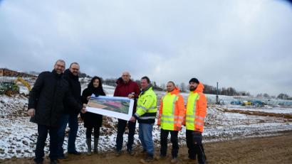 Archivbild: bey
Politiker besuchen im Winter die Großbaustelle.
