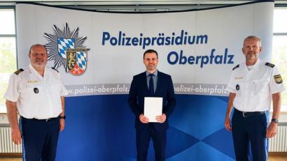 Bild:  Polizeipräsidium Oberpfalz/exb
Nach erfolgter Beförderung (von links): Polizeipräsident Norbert Zink, Kriminaloberrat Gerhard Huf sowie Vizepräsident Thomas Schöniger.