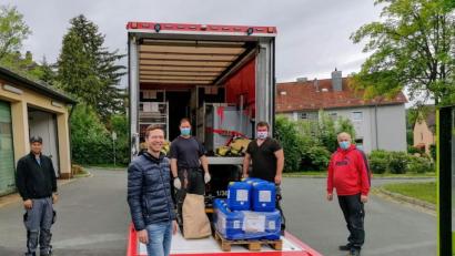 Bild: exb
Landrat Florian Wiedemann (vorne) schaute bei der von Kreisbrandmeister Stefan Steger (rechts) geleiteten Verteilaktion vorbei.