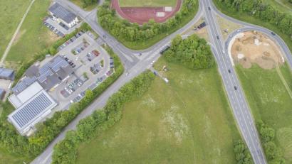 Bild: Thilo Hierstetter
2,38 Hektar groß ist das Areal zwischen Aldi-Markt (links), Sportplatz der Krötensee-Mittelschule (oben) und den Bundesstraßen 85 (rechts) und 14 (unten): Dort wollte ein Investor einen Gewerbepark für Autos mit Tankstelle, Waschanlage, Reifengeschäft und einem Fast-Food-Restaurant errichten. Der Baum- und Gehölzbestand hätte dazu teils entfernt und die Wiese flächig eingeebnet werden müssen. Die Stadträte haben den Antrag abgelehnt – wenn auch knapp.