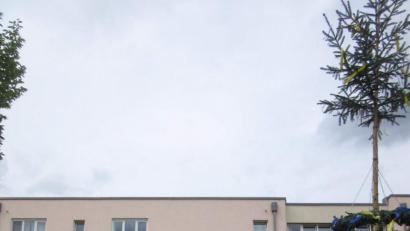 Bild: u
Der Corona-Pandemie zum Trotz wurde im Seniorenzentrum Evergreen ein zünftiges Maifest gefeiert. Erwin Meier spielte mit seiner Ziehharmonika munter auf. Pflegedienstleiterin Kristina Schwendner und ihr Mann Dominik, Hauswirtschaftsleiter des Heimes, tanzten dazu.