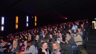 Archivbild: Hartl
Volles Haus bei der Premiere des Kinostreifens "Fifty Shades of Grey" im Jahr 2017 im Amberger Cineplex: Bilder wie diese dürften der Vergangenheit angehören, um in Zukunft eine Infektion mit dem Coronavirus im Kinosessel auszuschließen.