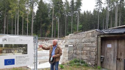 Bild: gis
Castro Riemenschneider vor dem Eingang in das Bergwerk, das nach der Sanierung der Ausgang sein wird.