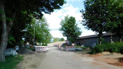 Bild: msh
Die Bauarbeiten im Friedhofweg laufen bereits. Im Stadtrat wurde nun beschlossen ein zusätzliches Teilstück auszubauen.