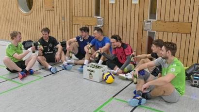 Bild: ref
Lockerer Ausklang bei den Amberger Regionalliga-Volleyballern: Sieben VC-Spieler und ein Gastsspieler (nicht auf dem Bild) zockten am Freitag in kleiner Runde in der Sporthalle der Luitpoldschule - und tranken anschließend gemütlich noch ein Bierchen.