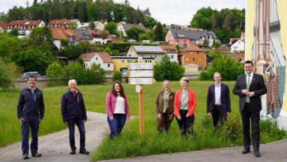 Bild: exb
Landrat, Bürgermeister, Naturfreunde und Touristiker sind sich einig: Für Wanderer wird das Tourengehen leichter.