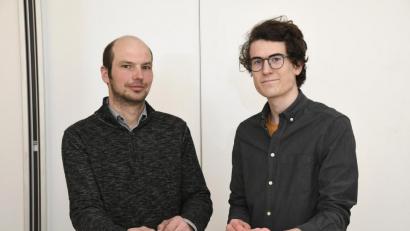 Bild: Petra Hartl
Landwirt Michael Ströhl (links) und Klima-Aktivist Benedikt Lueger diskutierten in der Amberger Redaktion darüber, wie eine klimafreundliche Landwirtschaft funktionieren kann. Das Bild wurde vor dem Ausbruch der Corona-Pandemie aufgenommen.