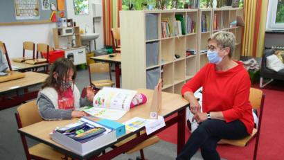 Bild: fpoz
Die individuelle Betreuung mit Schutzmaske und Mindestabstand wird in der Jobst-vom-Brandt-Schule groß geschrieben Im Bild Schülerin Tamara aus der zweiten Klasse mit Lehrerin Petra Raithel.