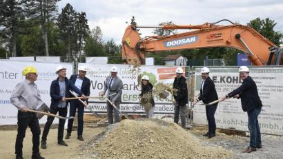 Bild: Petra Hartl
Manfred Frischmann (links), Oberbürgermeister Michael Cerny und weitere Offizielle kamen am Freitag zu einem Spatenstich für 21 neue Wohnungen in Gärbershof zusammen.