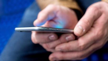 Bild: Hauke-Christian Dittrich/dpa
Mit Hilfe einer Corona-Warn-App soll die Ausbreitung des Virus eingedämmt werden.