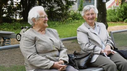 Bild: Gabi Schönberger
Zwei Seniorinnen in Weiden freuen sich des Lebens. Zu Recht, was den finanziellen Aspekt betrifft. Laut einer Studie verfügen Ruheständler in unserer Region über eine hohe Kaufkraft.