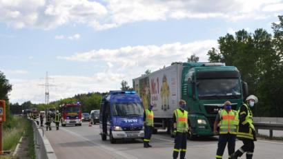 Bild: dob
Im beginnenden Pfingst- und Feierabendverkehr ereigneten sich am Freitagnachmittag auf der A 93 in Fahrtrichtung Hof innerhalb kürzester Zeit zwei Unfälle, die aber im Zusammenhang standen. Dabei wurde niemand verletzt. Allerdings beläuft sich der entstandene Sachschaden auf mindestens 45 000 Euro.