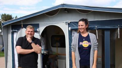 Bild: Thomas Dobler
Campingplatzbetreiber Thomas Lutter und sein argentinischer Gast Chiara: Die junge Frau und ihr Freund wohnten die letzten zwei Monate auf dem Campingplatz am Murner See, der eigentlich geschlossen war. Die zuständige Behörde hatte ihren Segen dazu gegeben.