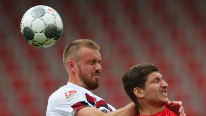 Bild: Daniel Karmann/dpa
Der Nürnberger Asger Sörensen (l) und Bochums Vitaly Janelt gehen beide zum Kopfball.
