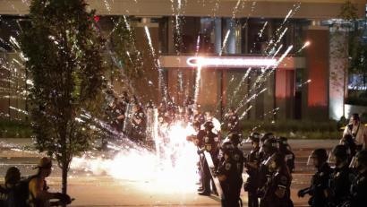 Bild: Alex Brandon/dpa
Nach dem Tod des Afroamerikaners George Floyd bei einem brutalen Polizeieinsatz in Minneapolis haben Ausschreitungen in US-Metropolen in der fünften Nacht in Folge angedauert.