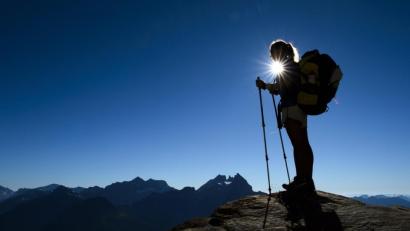 Archivbild: Anthony Anex/dpa
Wanderungen mit Übernachtung in einer Berghütte sind möglich. Bergsteiger müssen aber einige Neuerungen beachten