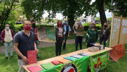 Bild: Kunz
Mehrere Gruppierungen und Organisationen demonstrieren am Samstag gegen Massentierhaltung und krude Verschwörungstheorien.