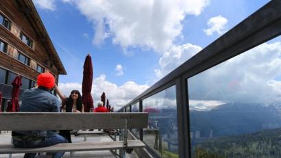 Bild: Karl-Josef Hildenbrand/dpa
Ausflügler genießen auf der Mittelstation der Fellhornbahn den Ausblick auf das Bergpanorama.