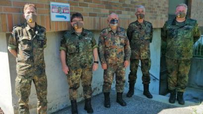 Bild: anv
Josef Käs, Jürgen Vetter (beide Stabsfeldwebel der Reserve), Gerhard Friedl, Walter Drexler (beide Oberstabsfeldwebel der Reserve) und Leiter des KVK German Greif (Oberstleutnant der Reserve) bilden das fünfköpfige Kreisverbindungskommando Schwandorf.