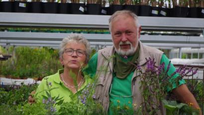Bild: soj
Richard und Marita Becher von der gleichnamigen Gärtnerei zeigen zusammen mit der Steinwald-Allianz, wie auch auf Balkonen oder in Gärten eine bunte Blütenpracht möglich ist.