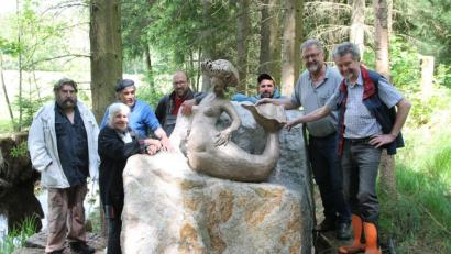 Bild: pi
Johann Walbrunn und Johann Maurer (von rechts) sowie Engelbert Süß und Erika Eichenseer (von links) sind vollauf zufrieden und sprechen von einem wahren Kunstwerk. Das Lob gilt allen Beteiligten.