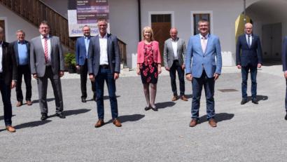 Bild: bö
Der Bayerische Gemeindetag im Landkreis Amberg-Sulzbach hat seine Führungsmannschaft neu gewählt und zwei Bürgermeister, die nicht mehr zur Wahl angetreten waren, aus seinen Reihen verabschiedet. Von links Marcus Eichenmüller, Erwin Geitner, Hans Koch (ausgeschieden), Hans Martin Schertl, Uwe König, Hermann Falk, Brigitte Bachmann, Roland Strehl, Vorsitzender Peter Braun, Bernhard Lindner, Verwaltungsdirektor Georg Große Verspohl und Josef Reindl (ausgeschieden).