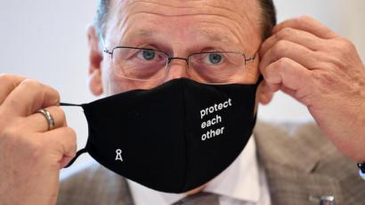 Bild: Martin Schutt/dpa
Bodo Ramelow (Die Linke), Ministerpräsident von Thüringen, nimmt vor Beginn einer Landtagssitzung seinen Mund-Nasen-Schutz ab.