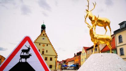 Bild: ind
Ein wohl in ganz Deutschland einmaliges Verkehrsschild macht auf den Brunnen und dort spielende Kinder aufmerksam.