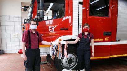 Bild: egl
Anja Jäger (rechts) überreichte Kommandant Michael Reindl knapp 500 Mund-Nase-Masken.
