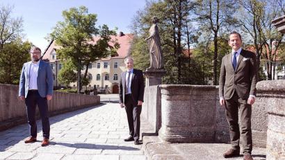 Bild: exb
Auf der Fischhofbrücke in Tirschenreuth, im Hintergrund das Landratsamt: (von links) Wirtschaftsförderer Volker Höcht, Landrat Roland Grillmeier und MdB Albert Rupprecht.