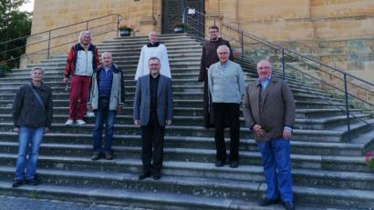 Bild: Michael Koller
An den Stufen zur Bergkirche (von links): die Sodalen Gerhard Meier und Willi Hübsch, MMC-Assistent Bernhard Koller, Zentralpräses Markus Brunner, Mesner Norbert Aures, Guardian Pater Seraphin, Ehrensodale Franz Meier und Präfekt Michael Koller.