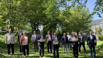 Bild: aove
Die AOVE bedankt sich bei den ausgeschiedenen Bürgermeistern Franz Birkl, Norbert Bücherl und Josef Reindl (von links, mit Körben) für deren langjähriges Engagement.