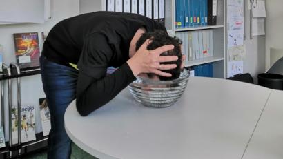 Bild: exb
Eine Wohltat für müde und überanstrengte Augen: das Augenbad. Es ist auch im Homeoffice leicht zu bewerkstelligen.