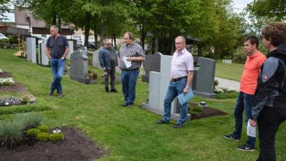 Bild: jr
Möglichst barrierefrei soll der Zugang zu den Grabstellen im neuen Friedhof sein, wünschen sich Grabbesitzer. Der Bauausschuss sah sich die Situation vor Ort an und will nun Vorschläge zur Abhilfe erarbeiten. Mit im Bild Bürgermeister Max Bindl (3. von rechts).