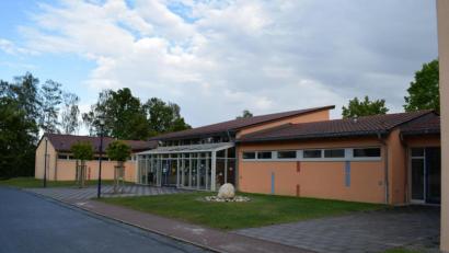 Bild: bnr
Die Turnhalle an der Grund- und Mittelschule aus dem Jahr 1990 entspricht nicht mehr in allen Punkten den Anforderungen an den modernen Brandschutz. Der Bauausschuss hat der Ertüchtigung des Brandschutzes zugestimmt.