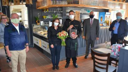 Bild: jr
Seit Dienstag hat die Marktgemeinde Bad Neualbenreuth mit dem „La Forchetta D`Oro“ im Clubhaus des Golfclub Stiftland in Ottengrün sein erstes internationales Lokal. Angeboten werden traditionell südländische Spezialitäten. Von links Vizepräsident Herbert Bäuml, die Pächter Ida Stillo und Maurizio Casaccio, Bürgermeister Klaus Meyer und Golfclub-Präsident Dr. Wolfgang Ries.