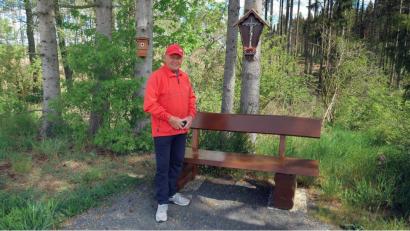 Bild: bsc
Ohne großes Aufsehen kümmert sich Walter Konhäuser (Bild) seit Jahren ehrenamtlich um das Gemeinwohl im Erholungsort. Dieser Tage verhalf er am Radweg zwischen Haferdeckmühle und Zainhammer drei Marterln und zwei Ruhebänken zu neuem Glanz.