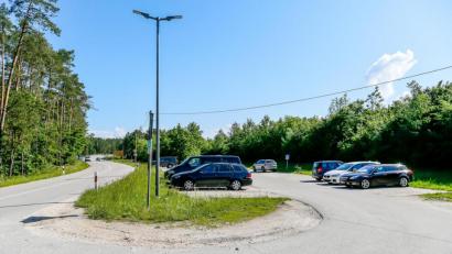 Bild: Hösamer
Sache des Landkreises, und wird erledigt: Die Erweiterung des Pendlerparkplatzes in Klardorf an der A 93 steht im Bauprogramm.