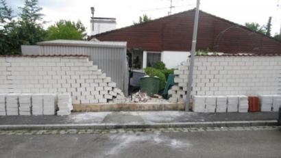 Bild: Polizei Amberg
Die Wucht des Aufpralls war so groß, dass dabei nicht nur ein Loch in die Gartenmauer des Nachbarn gerissen wurde, sondern auch ein Schuppen und ein Gewächshaus dahinter beschädigt wurden.
