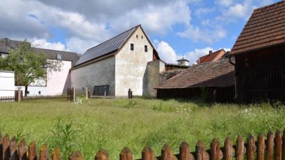 Bild: bö
Aus dem angedachten Rosengarten wird ein Hopfengarten. Damit erfährt das Hammerschlossareal eine weitere Aufwertung als Kulturzentrum des Marktes Schmidmühlen. Der Marktgemeinderat sprach sich einstimmig für dieses von Landschaftsarchitekt Christopher Trepesch ausgearbeitete Projekt aus.