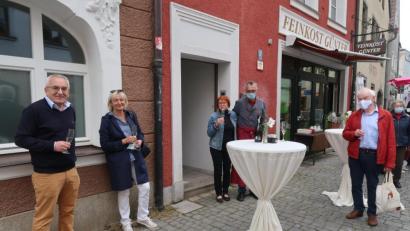 Bild: Kunz
Das Ehepaar Agnes und Martin Günter (Mitte) schloss am Samstag seinen Feinkostladen in der Türlgasse. Stammkunden wurden mit Prosecco verabschiedet.