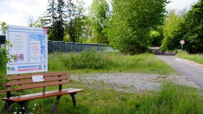 Bild: bkr
Letzte Station des Entspannungs-Wanderweges vor dem Ziel. Noch 170 Meter sind es bis zur gesperrten Brücke und etwas über 500 bis zur Hundeschule selbst.