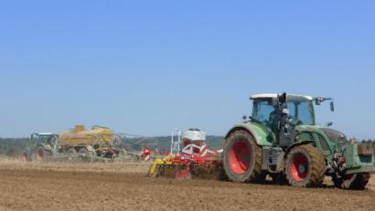 Bild: exb
Das Amt für ländliche Entwicklung probiert im Bereich Kondrau verschiedene Möglichkeiten aus, wie sich der Bodenabtrag nach Starkregenereignissen verringern lässt.