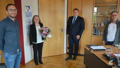 Bild: jr
Anna Lang nimmt noch ihren Resturlaub und geht nach einer Freistellungsphase in den Ruhestand. Dazu wünschten ihr Bürgermeister Stefan Grillmeier (Zweiter von rechts), Geschäftsstellenleiter Klaus Schüssler (rechts) und Personalratsvorsitzender Christoph Pirner alles Gute.