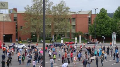 Bild: Kunz
Nach Angaben der Polizei demonstrierten am Pfingstsonntag 150 Personen gegen die Beschneidung der Grundrechte und gegen Impfpflicht.