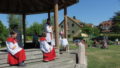 Bild: jzk
Stadtpfarrer Thomas Kraus zelebrierte den Familienwortgottesdienst auf dem Eisweihergelände.